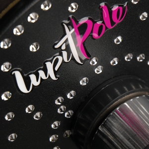 Lupit Pole Diamont Barra de Danza primer plano del plato del techo con logotipo y piedras Swarovski